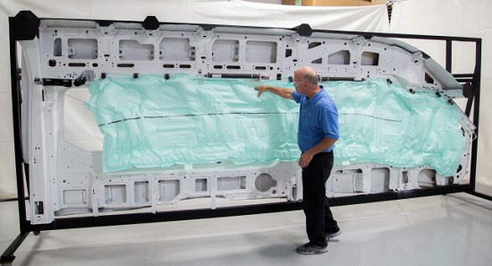 Ford Transit 2015 sở hữu túi khí ‘siêu dài’ đầu tiên trên thế giới
